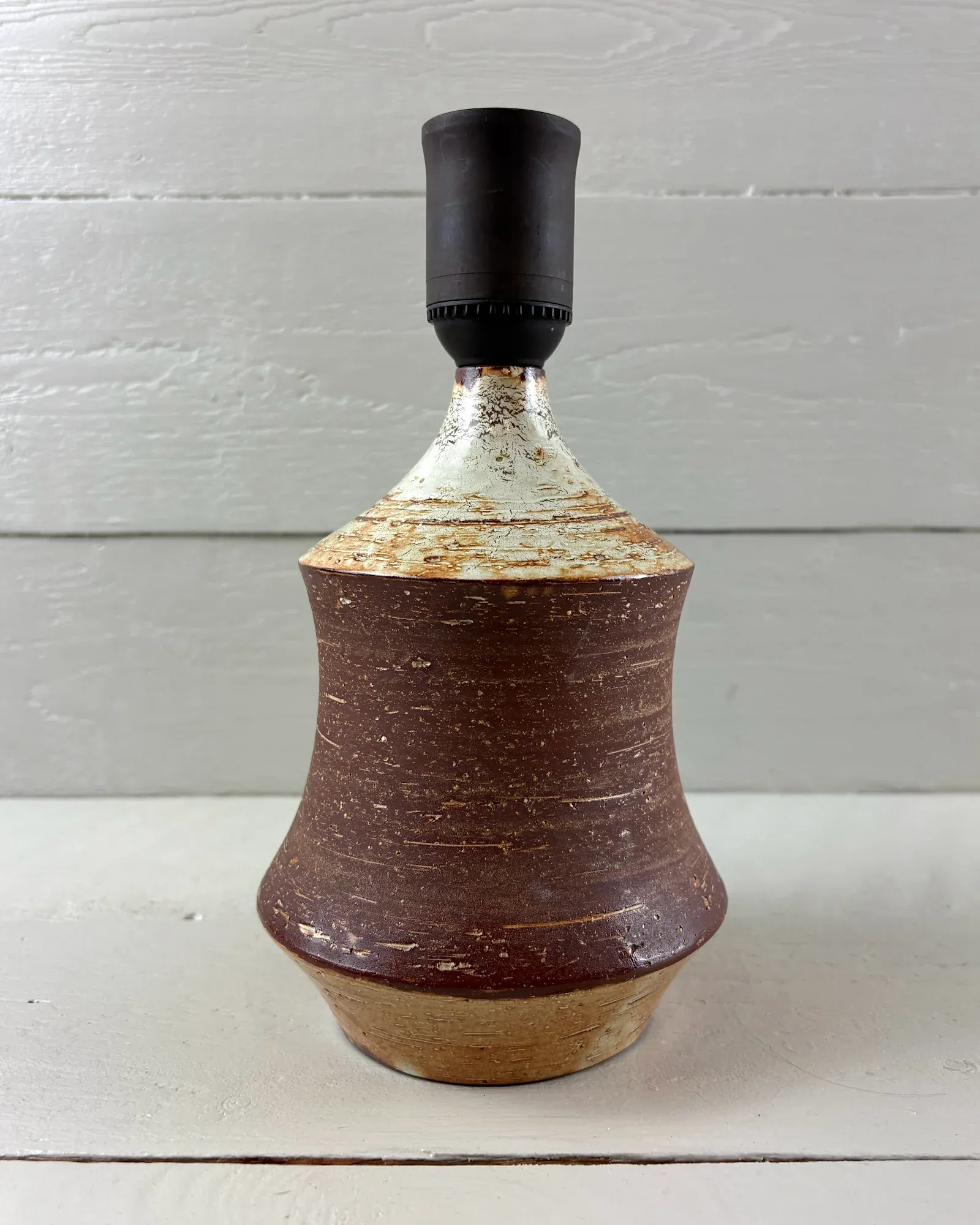 Swedish Bo Borgström stoneware table lamp with dark brown glaze, pale shoulder and unglazed foot, front view