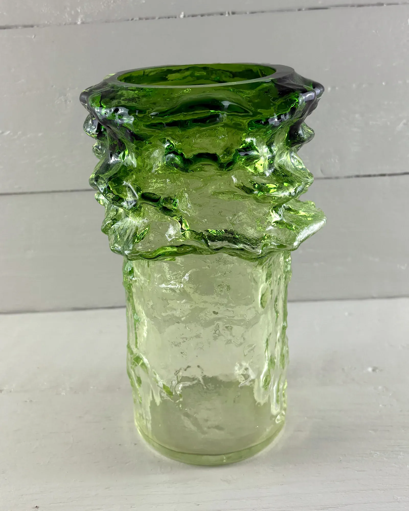 Kaj Blomqvist Pahka vase for Kumela in green textured glass, front view of the heavy burl-like collar