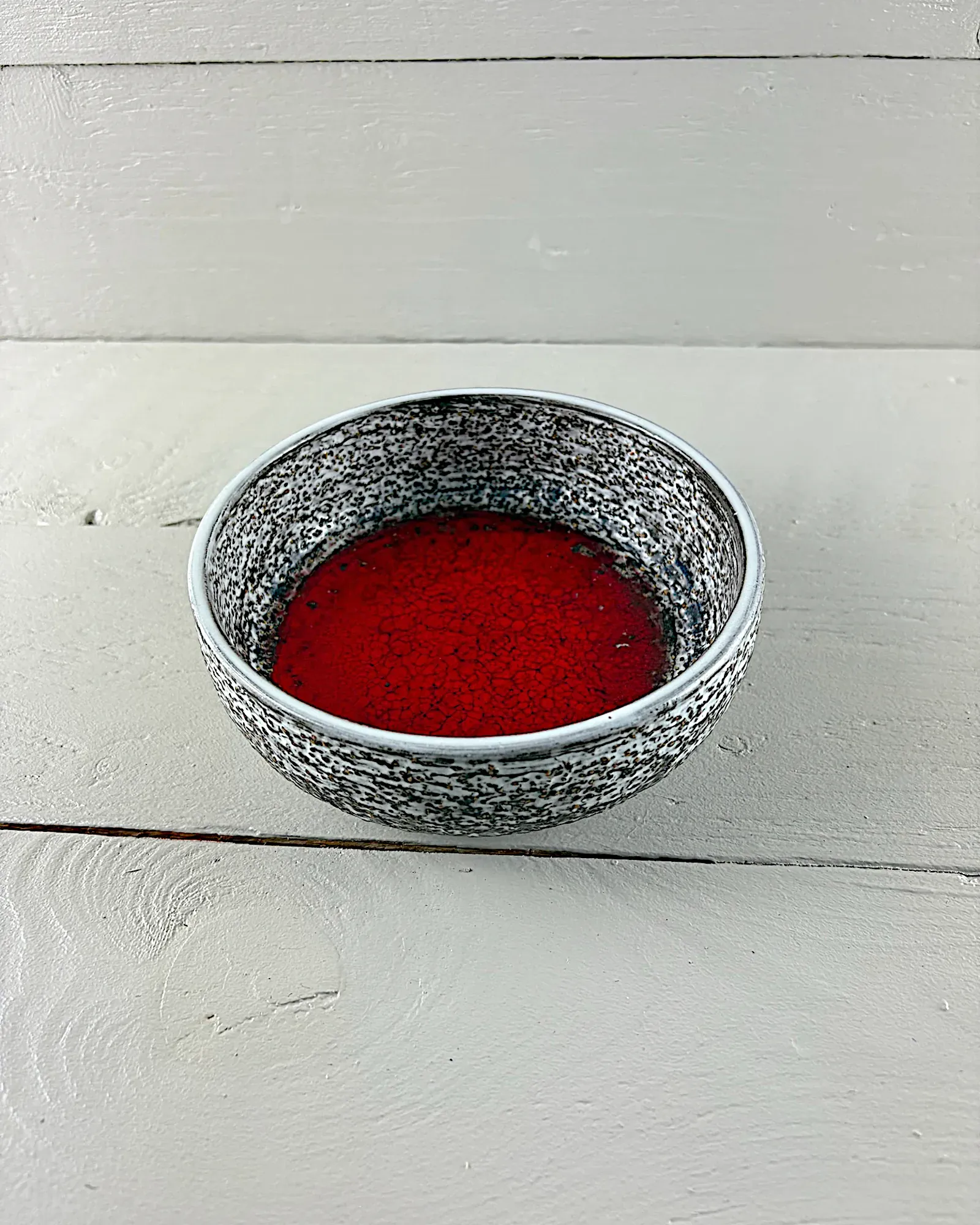 Mari Simmulson Gloria bowl for Upsala-Ekeby with red glazed interior and speckled white exterior, side view
