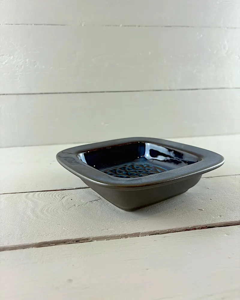 Side profile of the Einar Johansen Søholm bowl 3335: matt dark brown exterior below a blue glazed rim
