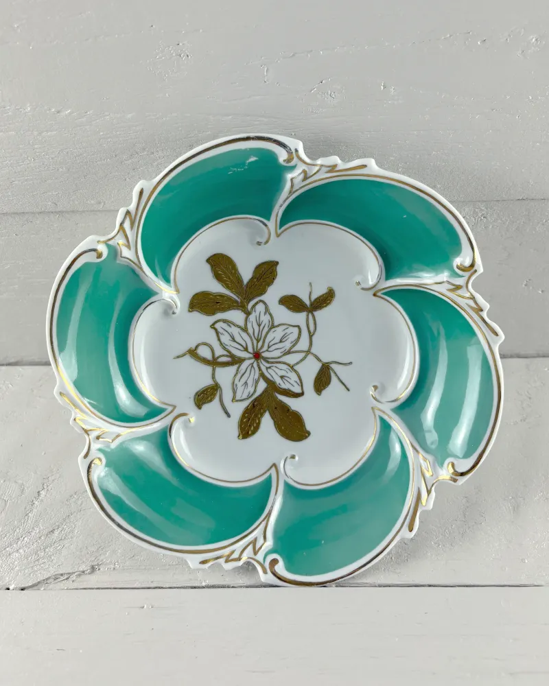 Mid-Century German Graf von Henneberg Ilmenau Porcelain Dish with Turquoise Lobes and Gilt Flower