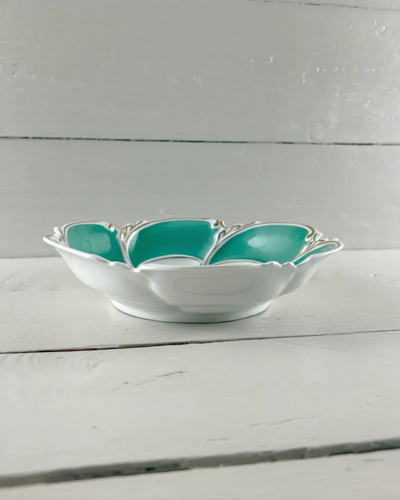 Side profile of a Graf von Henneberg Ilmenau porcelain dish with scalloped rim and low foot ring