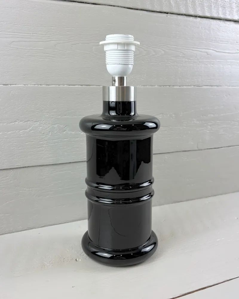 Holmegaard Apotheker black glass table lamp with satin metal collar, three-quarter view without shade
