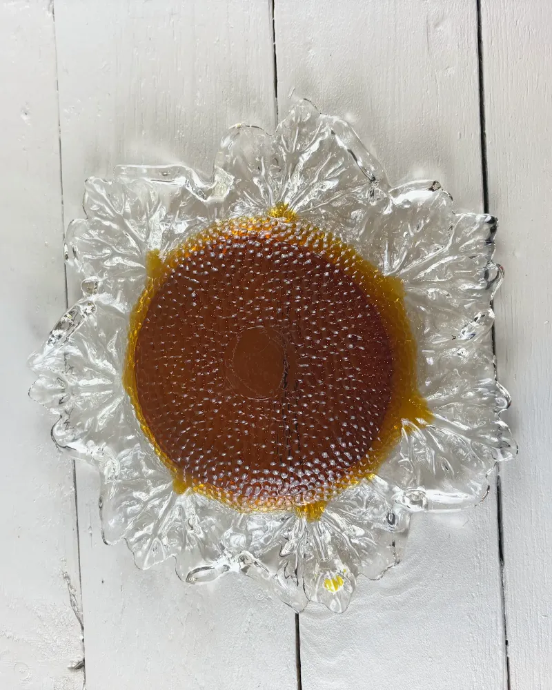 Underside of Humppila Kasvimaalla glass bowl, amber base covered with raised dots inside the clear leaf border