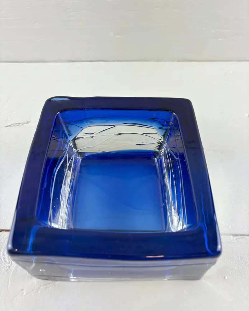 Reijmyre Sargasso bowl by Paul Kedelv seen from above at an angle, showing stepped interior and clear veining