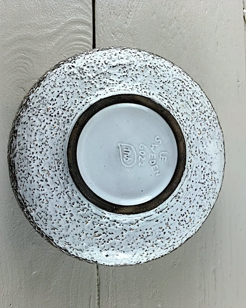 Underside of the Upsala-Ekeby Gloria bowl by Mari Simmulson, white glazed base inside a brown foot ring