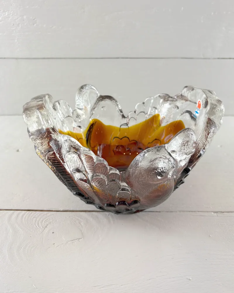 Clear and amber Kumela Kyyhky bowl seen from the side, with a sculpted dove and textured feather-shaped lobes