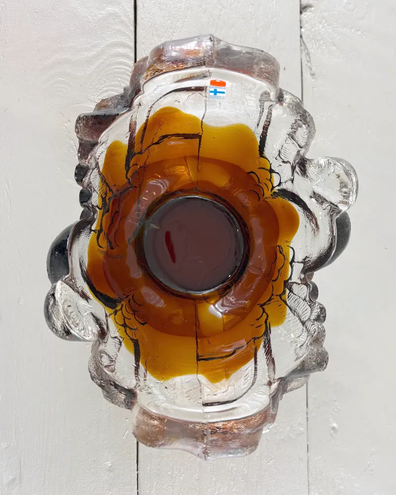 Top view of the Kumela Kyyhky dove bowl, clear textured rim framing an amber flower-like centre