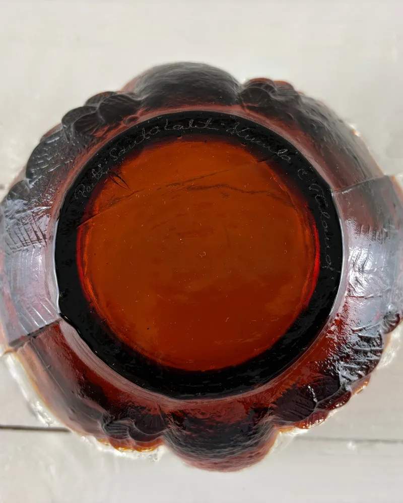 Underside of the Kumela Kyyhky glass bowl, dark amber foot ring with the engraved Santalahti signature