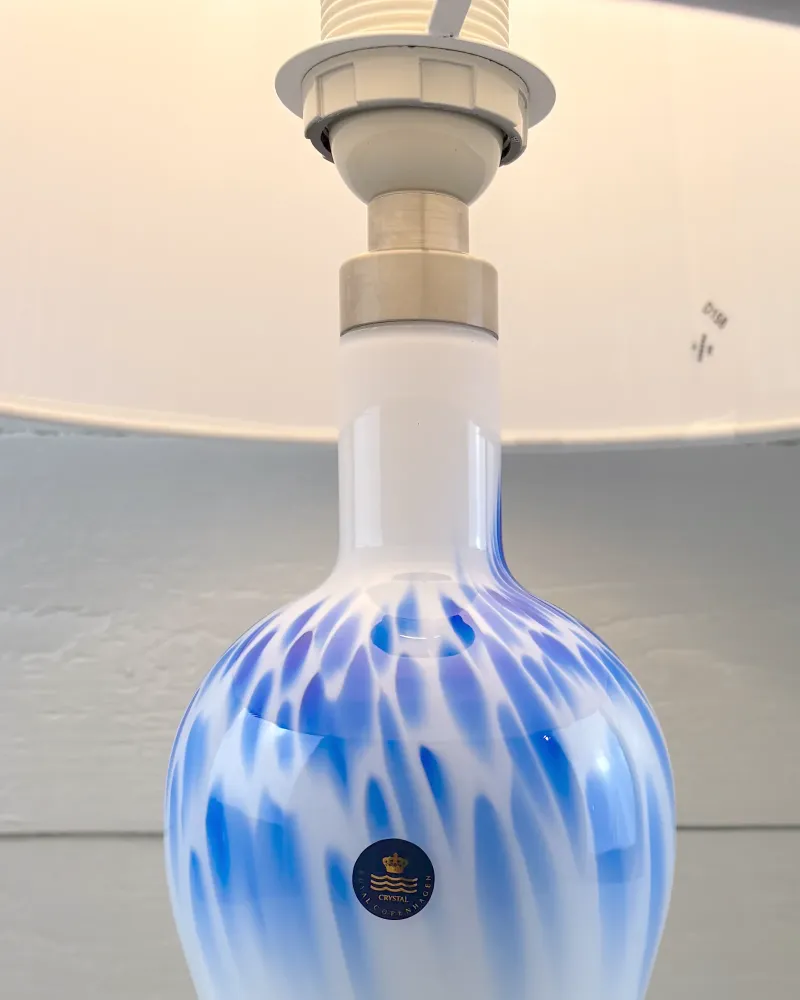 Neck and metal fitting of the Royal Copenhagen Torino Mellem lamp below the illustrative shade