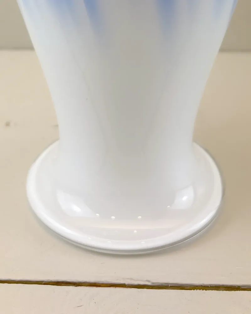 Glossy flared round foot of the Royal Copenhagen Torino Mellem opal glass table lamp