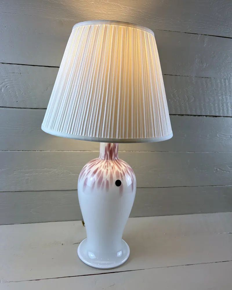 Torino opal glass table lamp by Michael Bang for Royal Copenhagen, three-quarter view of the pink pattern