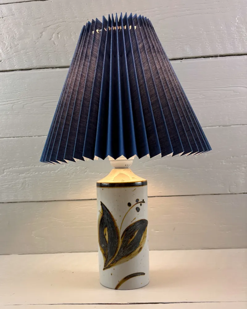 Soholm Lilia 1221 table lamp by Haico Nitzsche with an illustrative blue pleated shade, front view