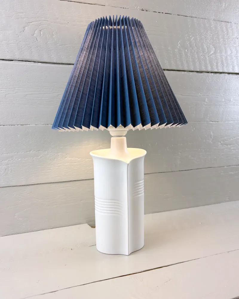 Soholm 1229 table lamp turned at an angle, showing the heart-shaped body and grooved matte white ceramic