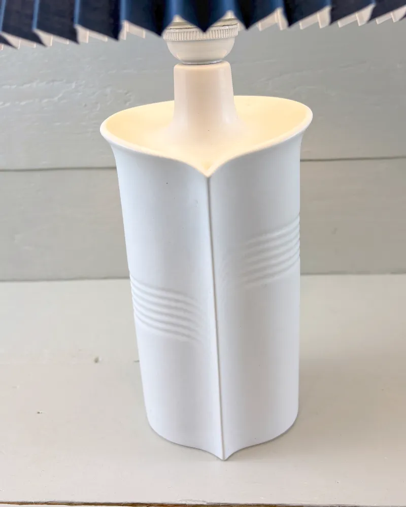 Close view of the Soholm 1229 lamp base with central front seam, flared heart-shaped rim and horizontal grooves